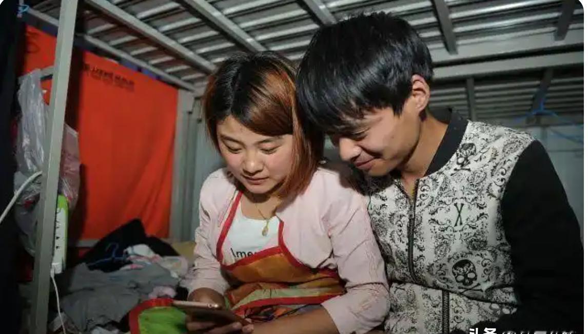 正月初八，他藏起老婆孩子的照片，不是不爱，是怕城里的“家”刺痛眼睛。
夜班下班，