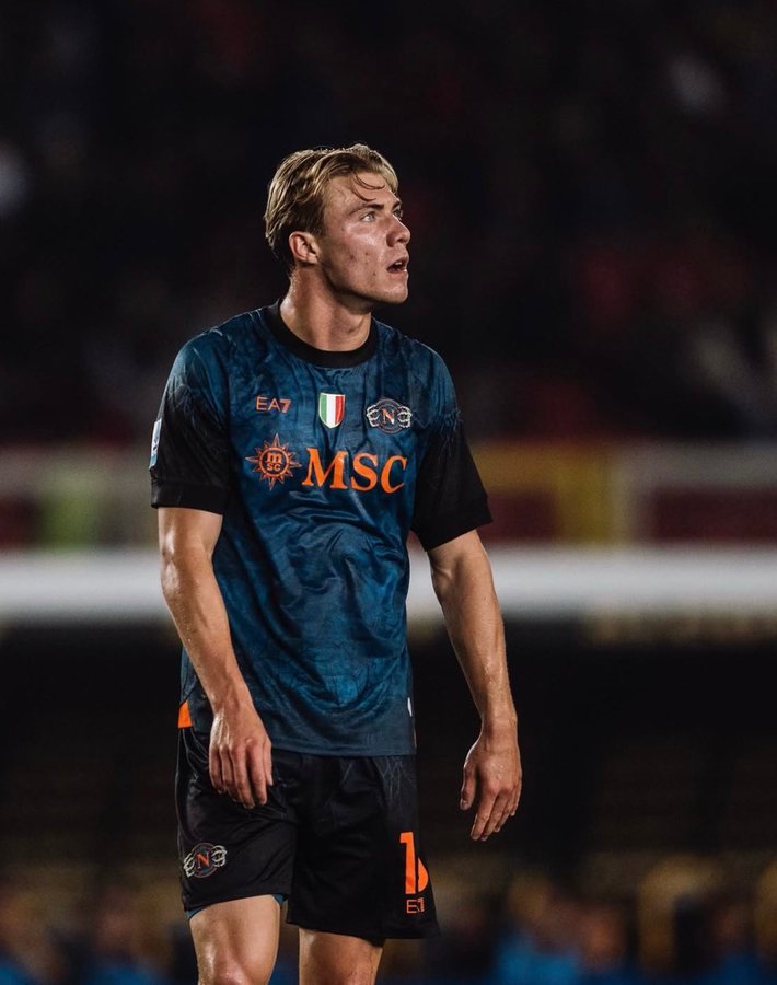 罗马诺霍伊伦并不认为自己是“曼联租借球员”，他百分之百觉得自己是那不勒斯球员。俱