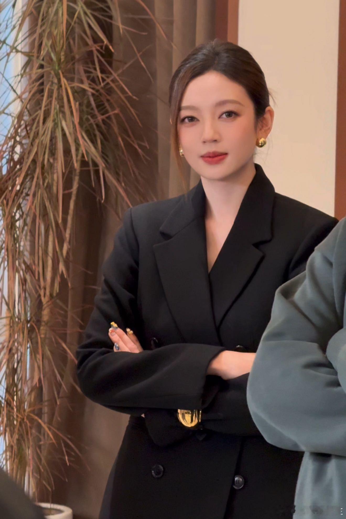 何瑞贤 美了笑了舞了嗓子哑了谁懂啊！何瑞贤线下美到犯规，结果一开口嗓子哑了超可爱