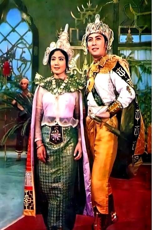 上世纪七八十年代的银幕上，涌现出诸多靓男俊女搭档的影视作品。

随后列出了九组筛