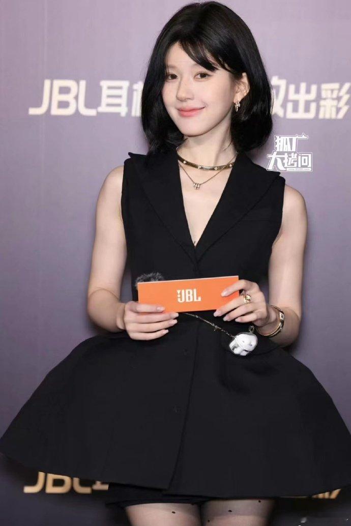 #赵露思黑色无袖伞裙# 赵露思百变女王，黑色无袖伞裙配上波点黑丝真的超级美丽～短