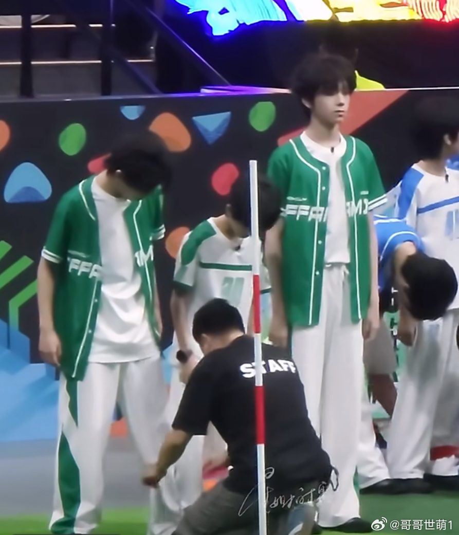 王橹杰穆祉丞三人四足 王橹杰这是在拖卡车吗？五代小孩就算了，旁边这位的身高是有什
