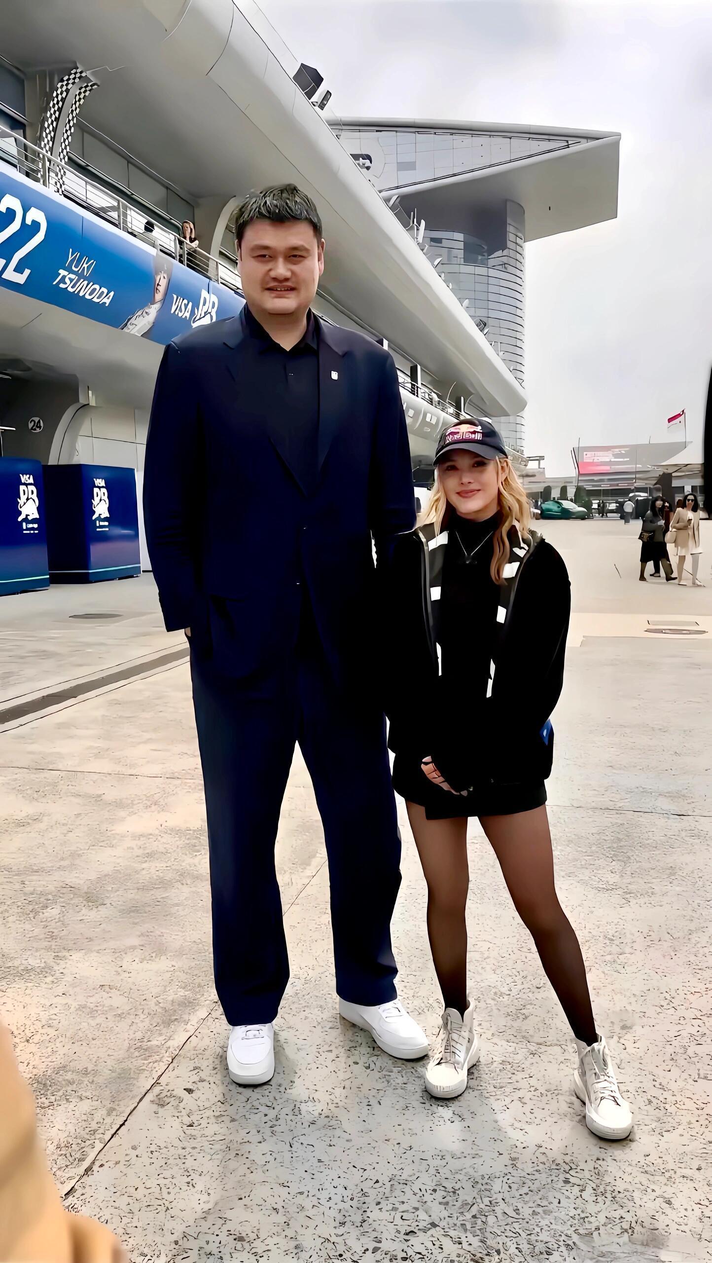 谷爱凌站在姚明身边像个小手办 ​​​