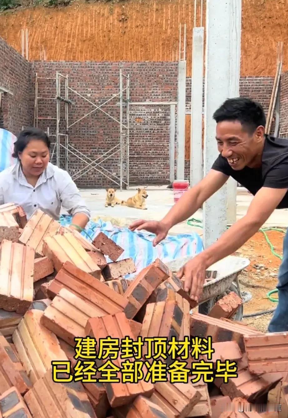 小松远程给越南小叔买的建材到位，小叔婶婶开心的合不拢嘴。前几个视频两人愁眉苦脸的