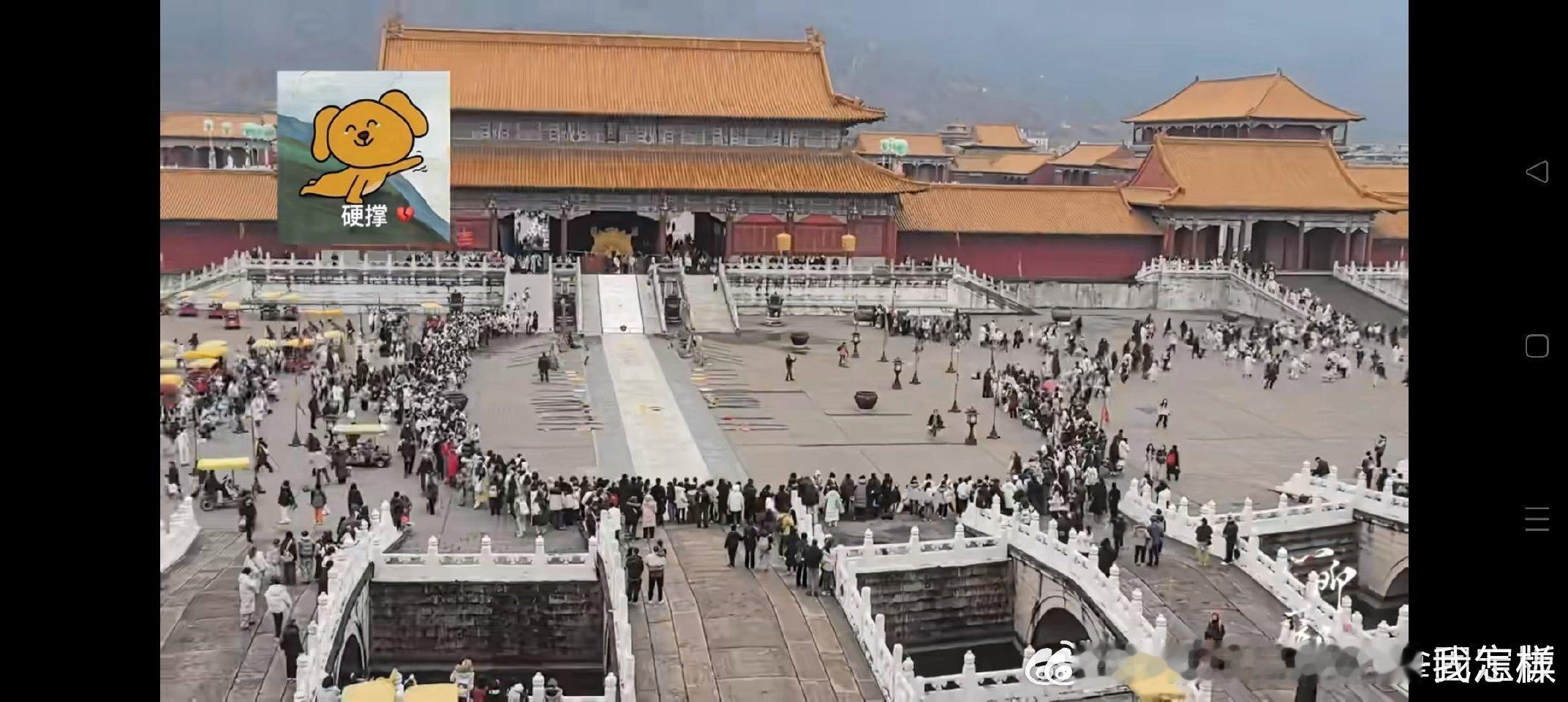他哥215剧组寒假拍登基大典，人好多啊