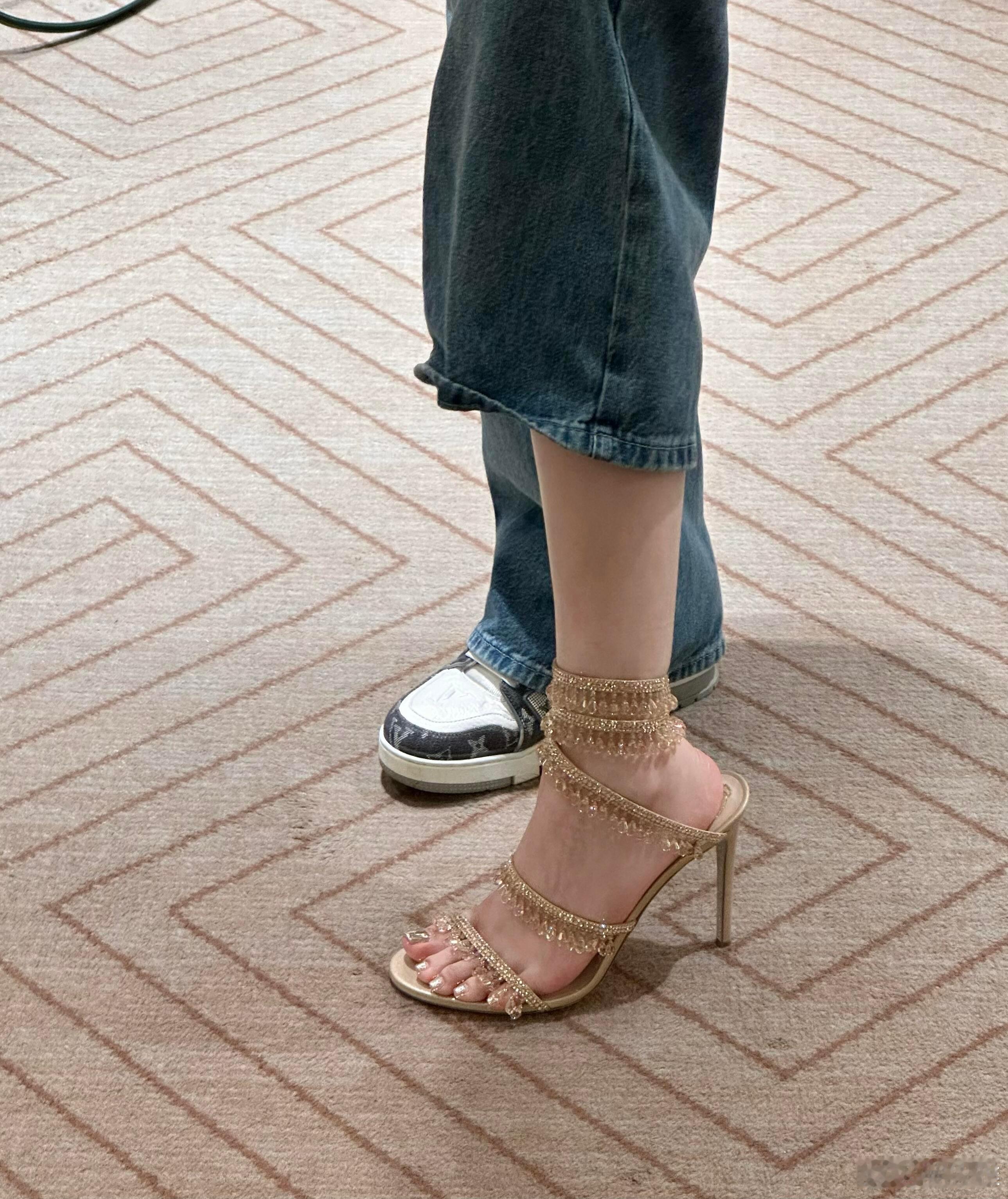 我觉得是这样的啦今日穿搭[超话]今日穿搭水晶鞋OOTD[超话] ​​​