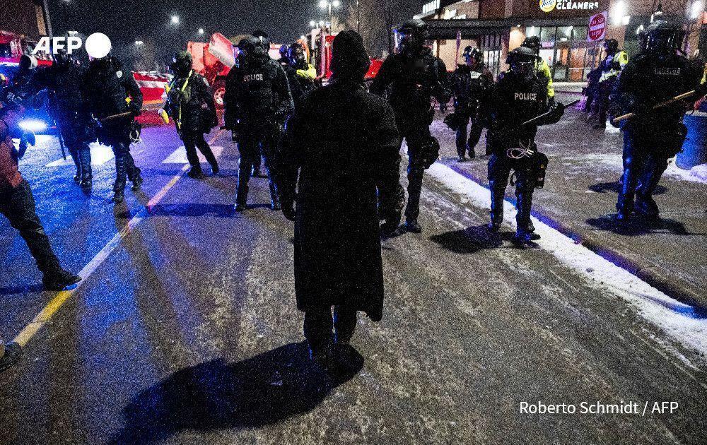 新闻快讯——“真相有确凿证据，他们在撒谎。”
明尼阿波利斯民众对特朗普政府的“谎