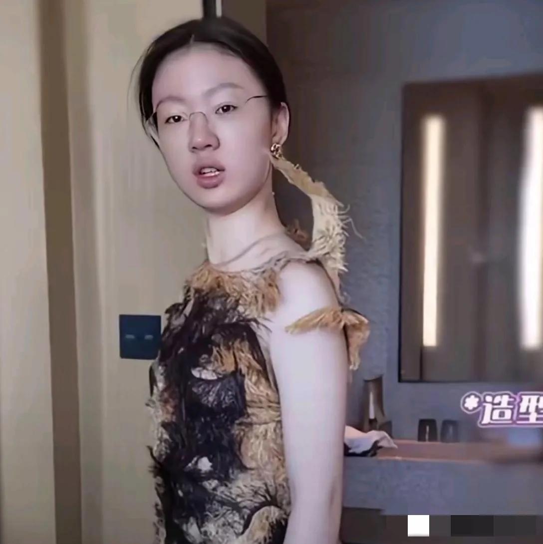 天呐！单依纯素颜的样子太惊人啦：眉膀眼肿，眼睛发饧，鼻孔外露，牙齿参差，身材几乎