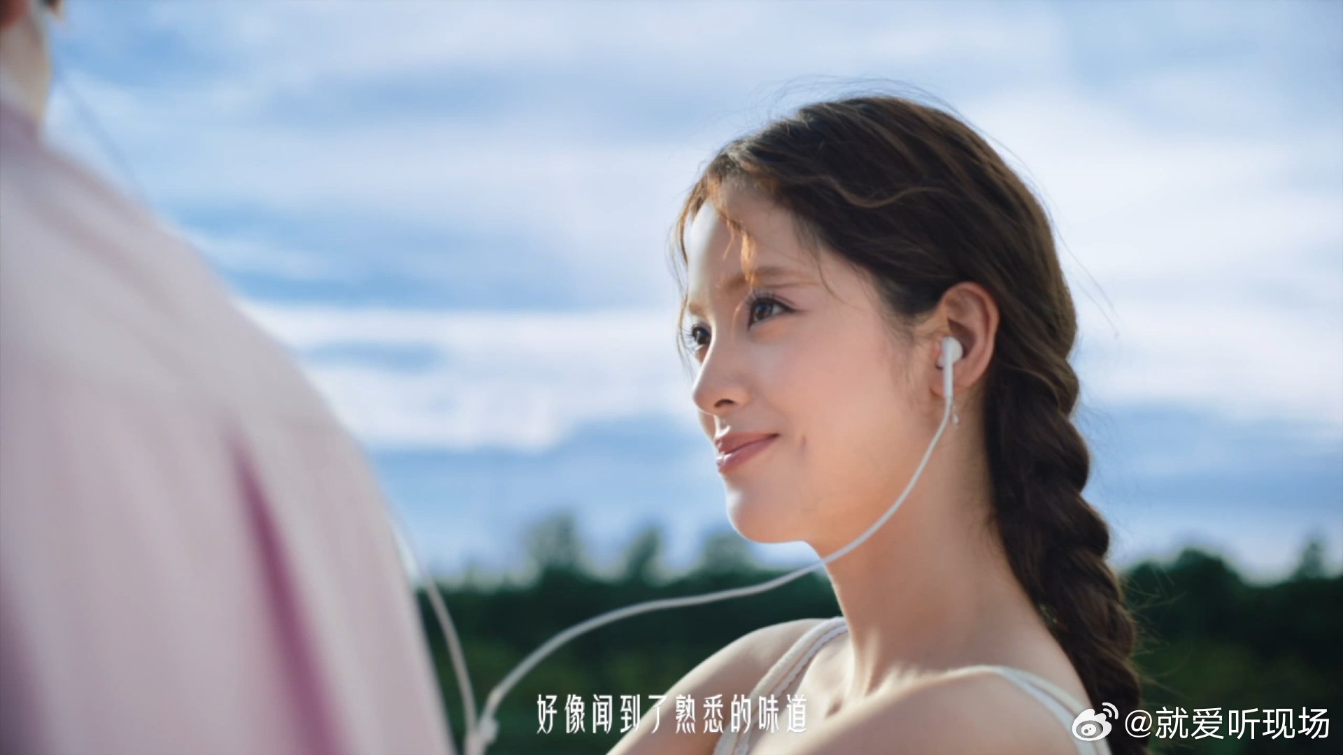 欧阳娜娜天猫七夕氧气少女感 光影温柔缱绻，少女气质清新纯粹，每一个镜头片段都温柔