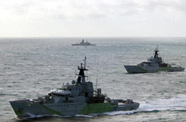英方：俄机贴近航母，F-35升空拦截

挪威海上空，一架俄罗斯反潜巡逻机贴近英国