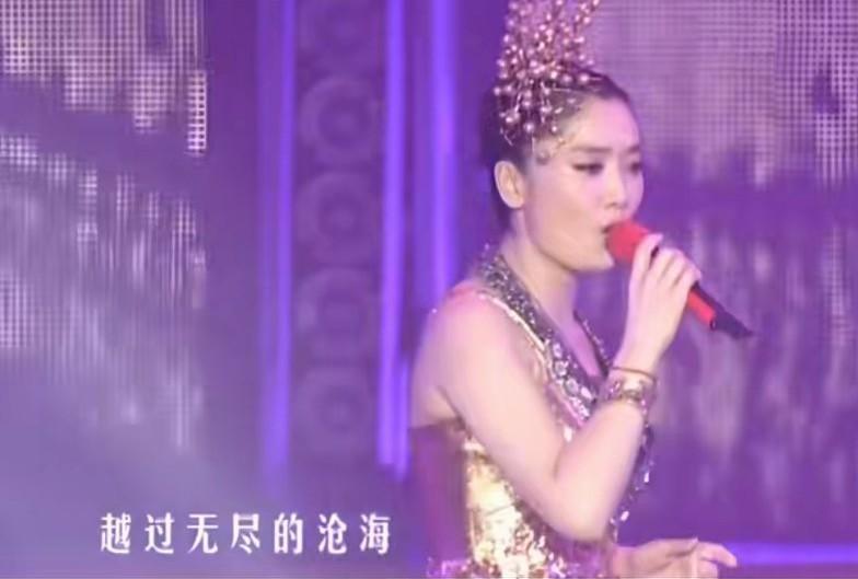 当年在凤凰传奇组合中，两人的收入分成究竟谁更多一些呢？我始终认为是玲花成就了曾毅