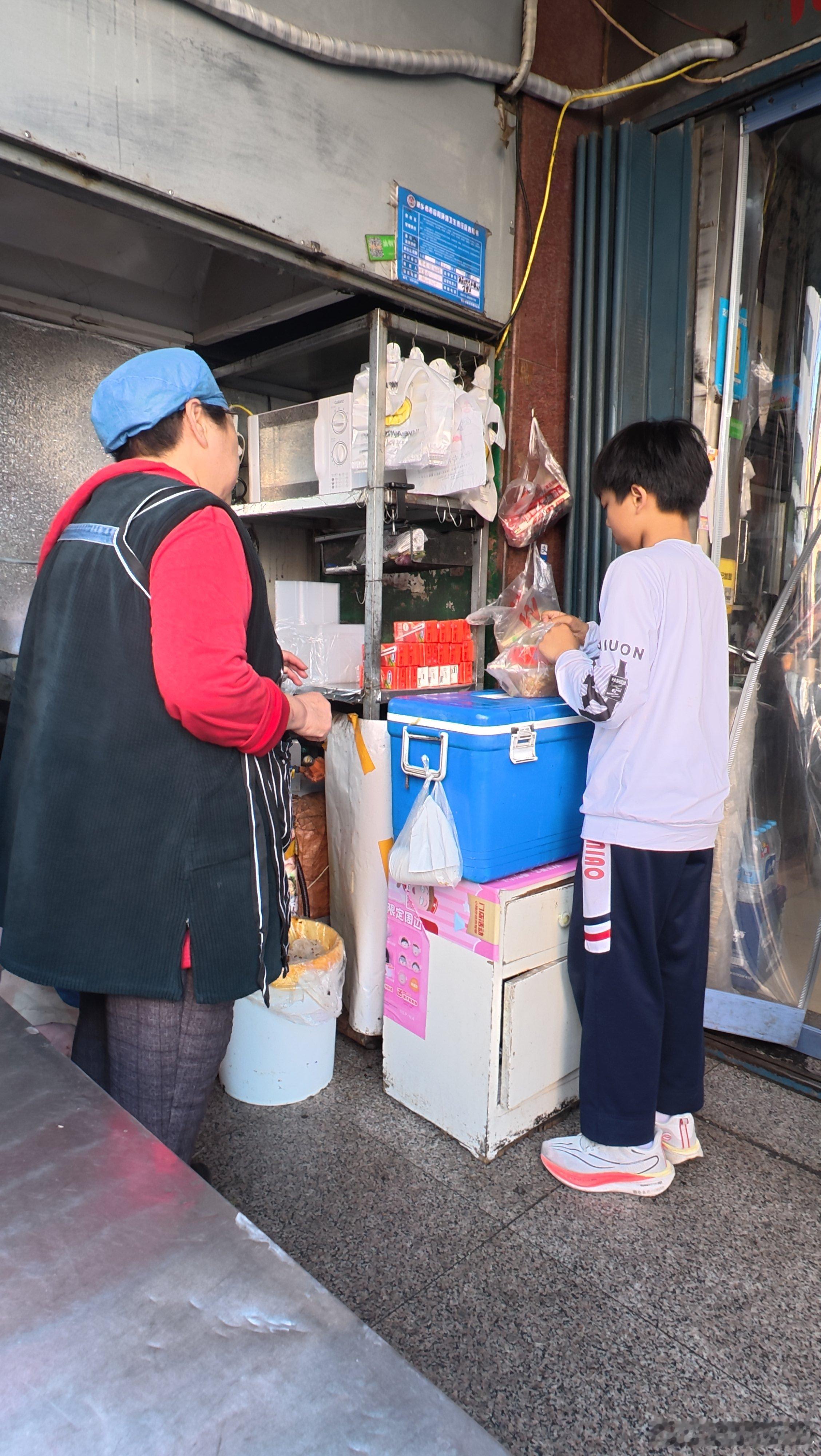 河南六旬阿婆单手炒粉救孙63岁阿婆为救孙子炒粉13年 受伤之后依旧正常营业，不炒