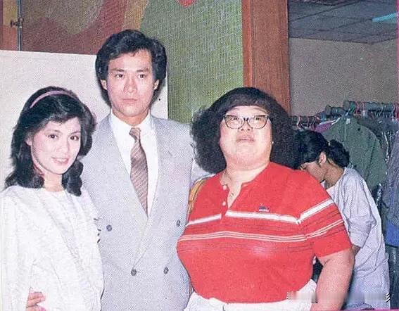 翁美玲《夹心人》幕后合影，肥姐探班秋官🌼翁美玲 分享港星老照片