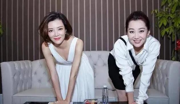 两大美女同台，你觉得谁更胜一筹呢？

这两位年龄相差14岁的美女：一位是身材高挑