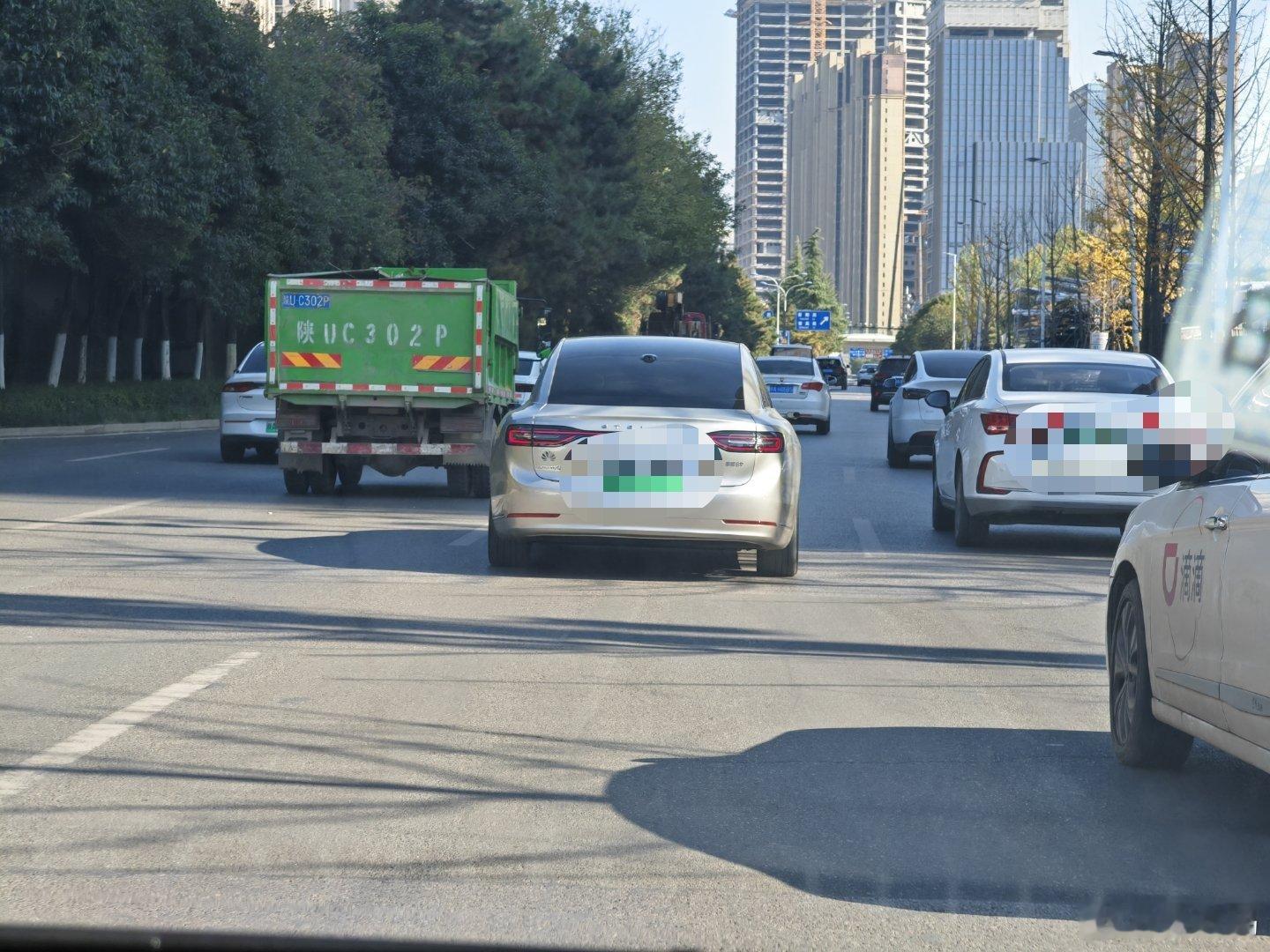 在路上看到星晖金配色的车，外观看起来很高端，仔细一看是享界S9，而且还是一位女司