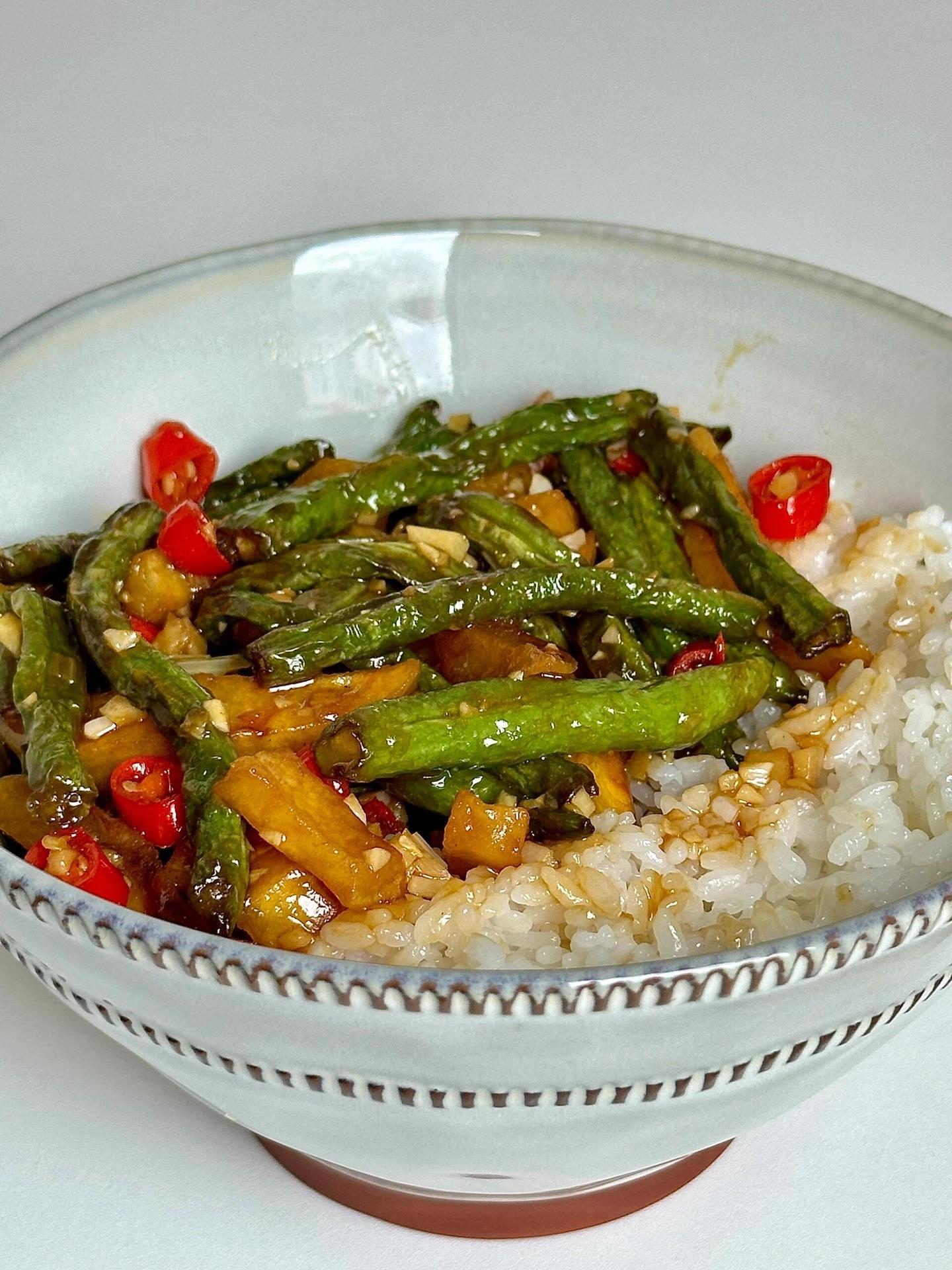好吃又下饭的土豆烧豆角。🥝食材： 豆角十土豆＋小米辣 🥒步骤： 1...