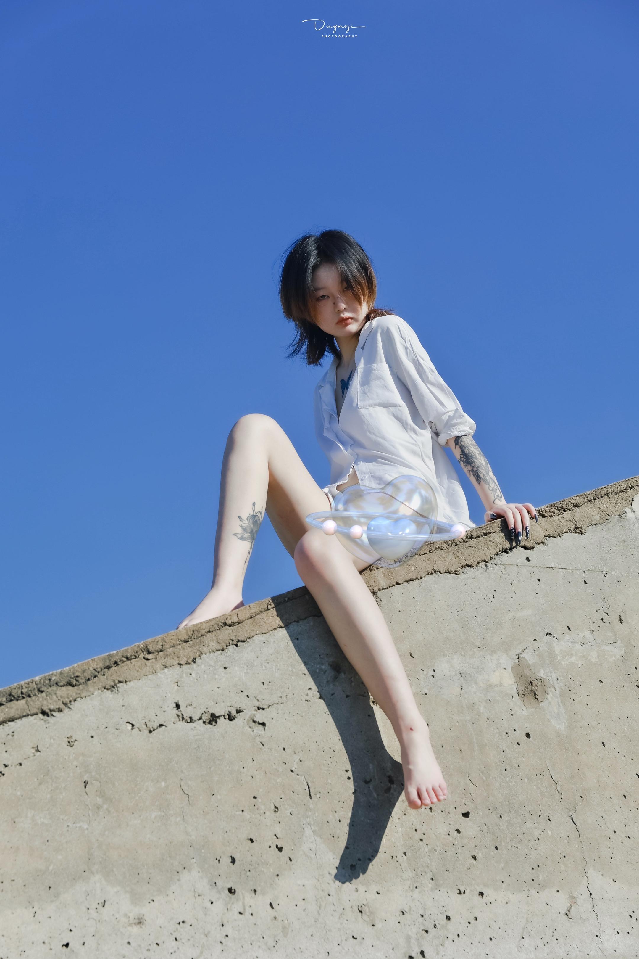 蓝天 少女｜阳光明媚的午后。《日系少女户外氛围感写真》 在阳光明媚的午...