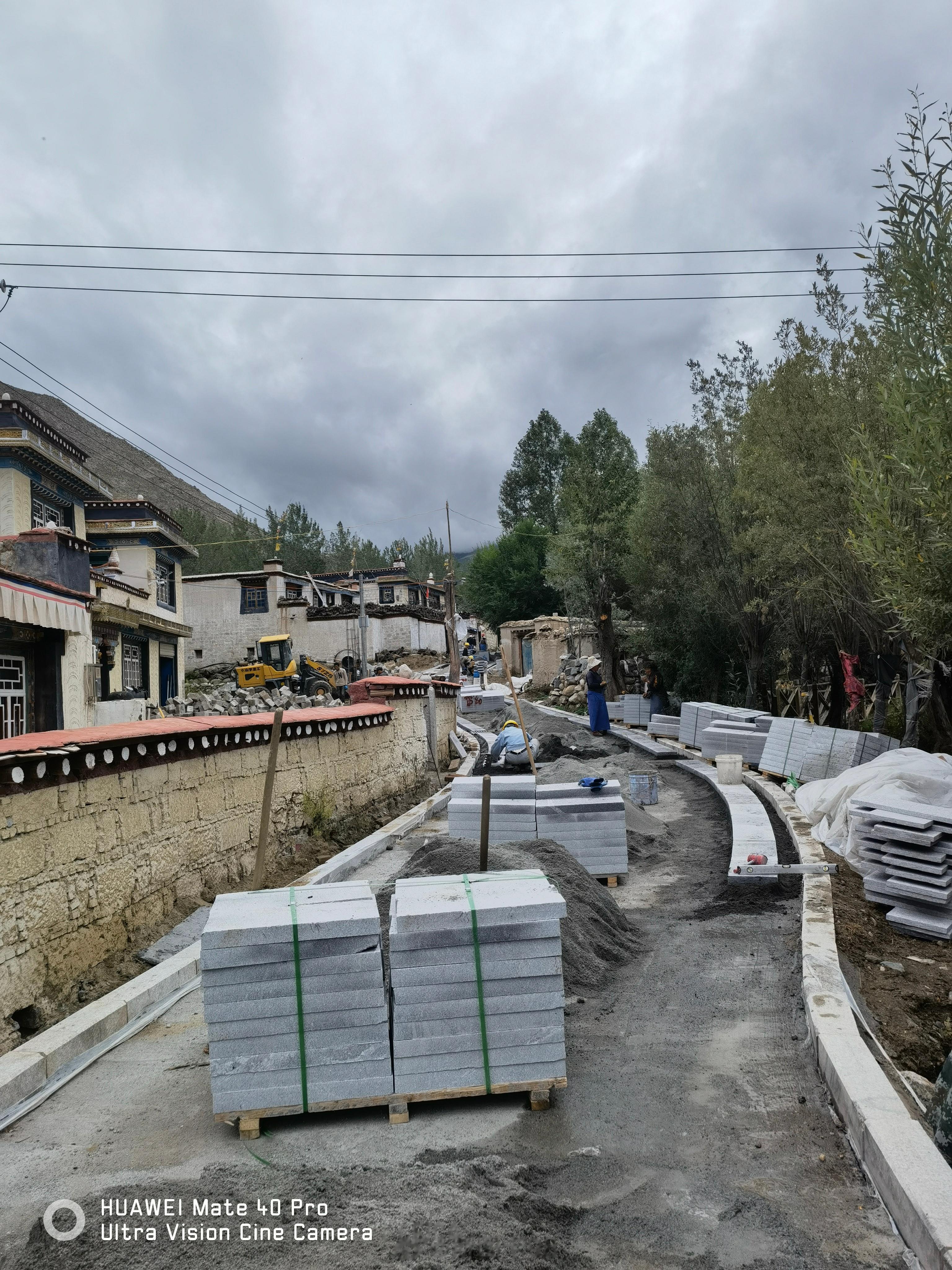 #寻觅西藏格桑花开# 【要致富，先修路】翻过唐古拉山，飞越横断山脉，跨过雅鲁藏布