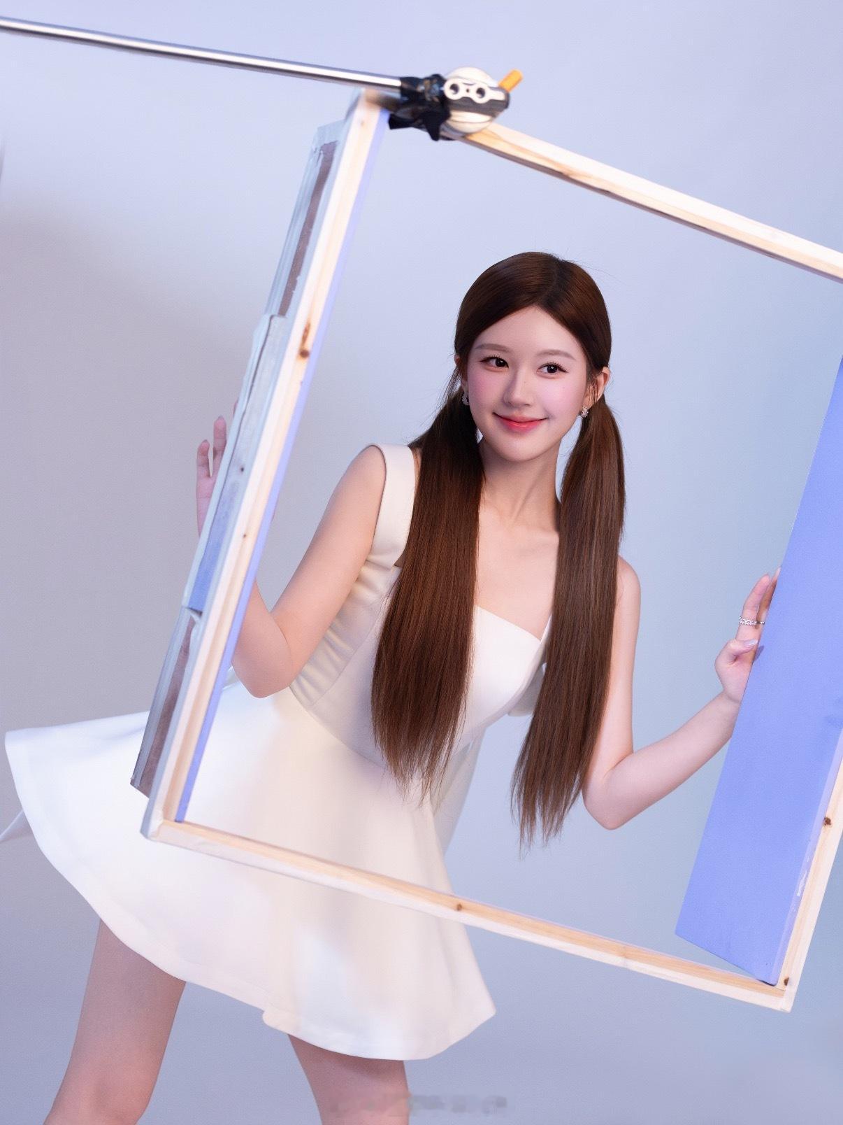 双马尾赵露思俏皮又灵动，美女能不能再拍一部校园剧啊