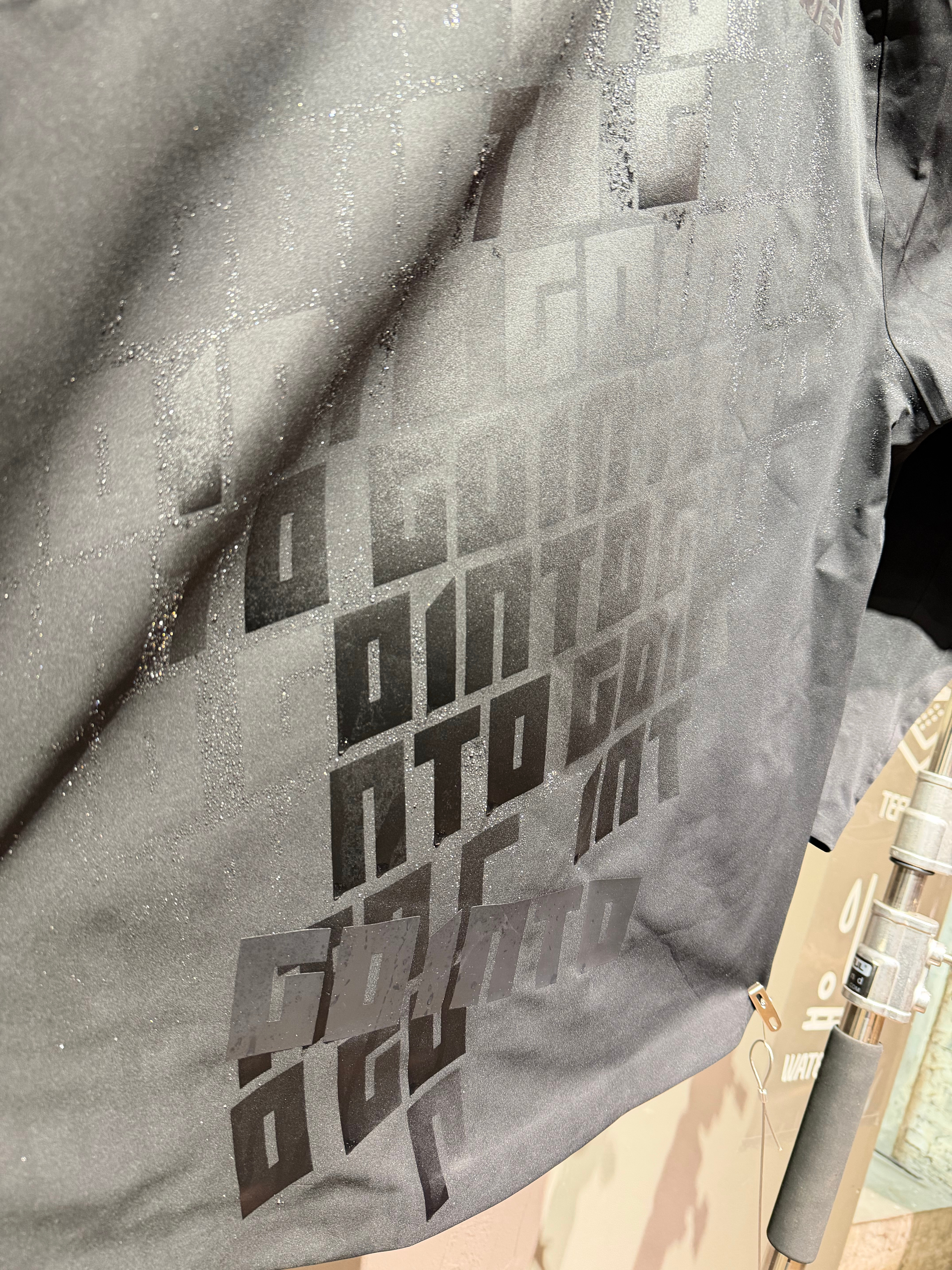 三菱发布会除了新球衣外另一个亮点新款冲锋衣遇水显logo贤聊球衣