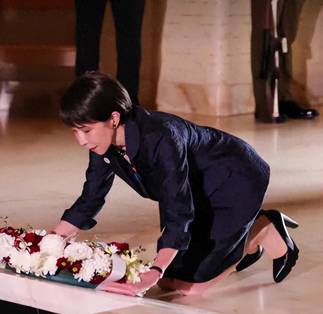 一片哗然！高市早苗直接跪下了！
当地时间5月4日，日本首相高市早苗在访问澳大利亚