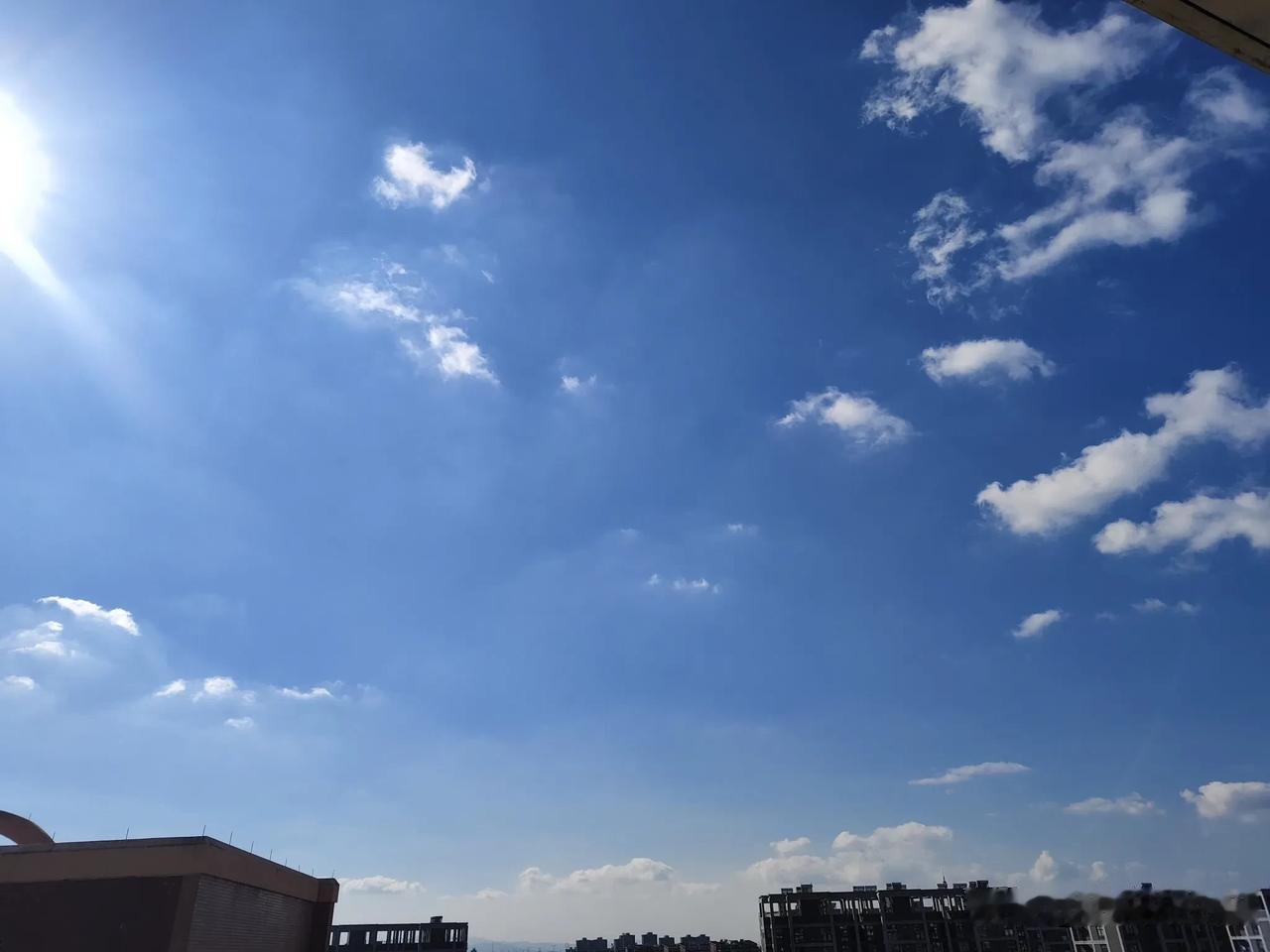 
秋高气爽的天气很少，不过晚秋天气晴朗，蓝蓝的天空中飘着几朵白云，只觉得天高气冷
