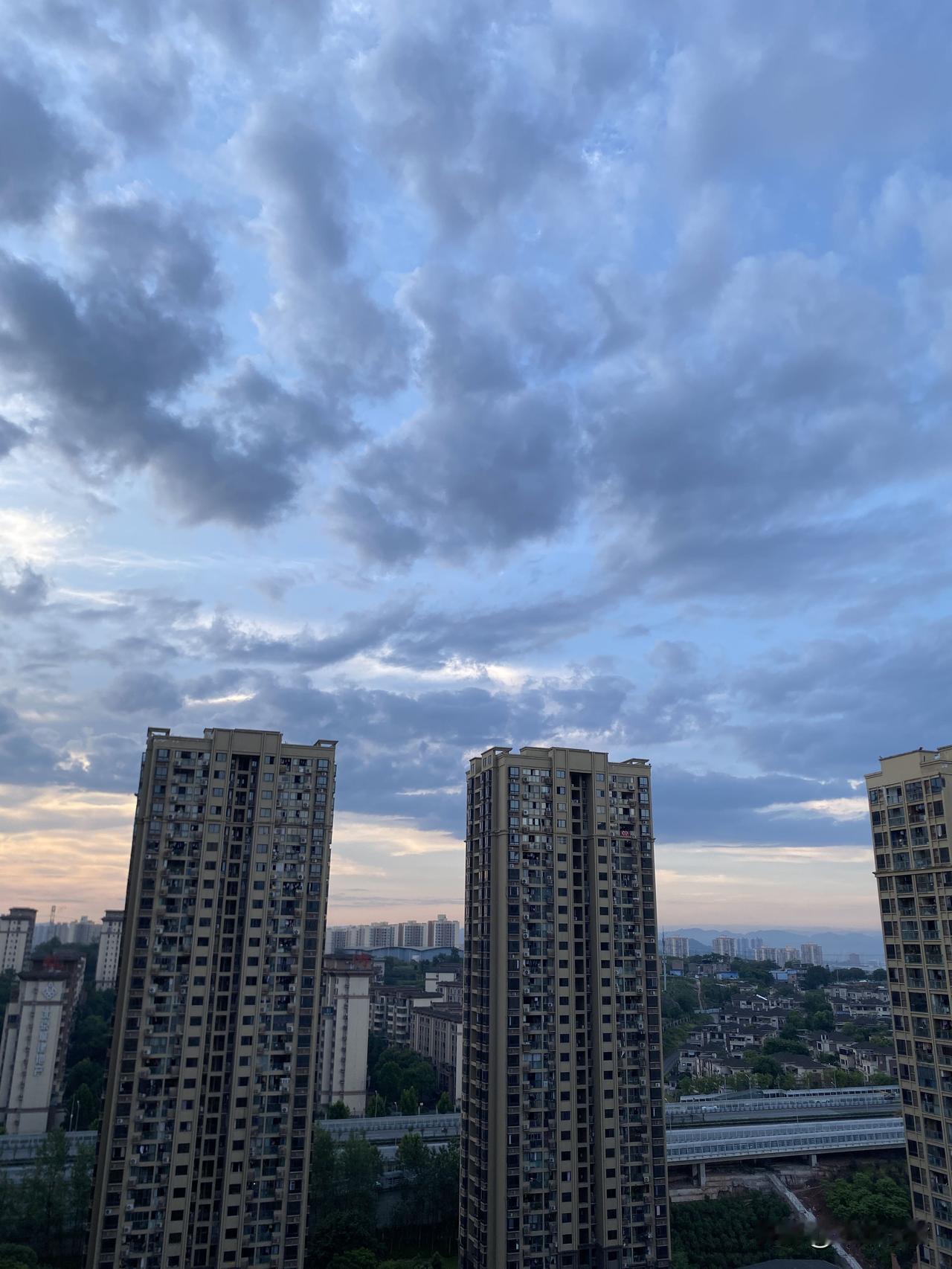 随手拍一张你所在城市的蓝天早晨六点多的重庆