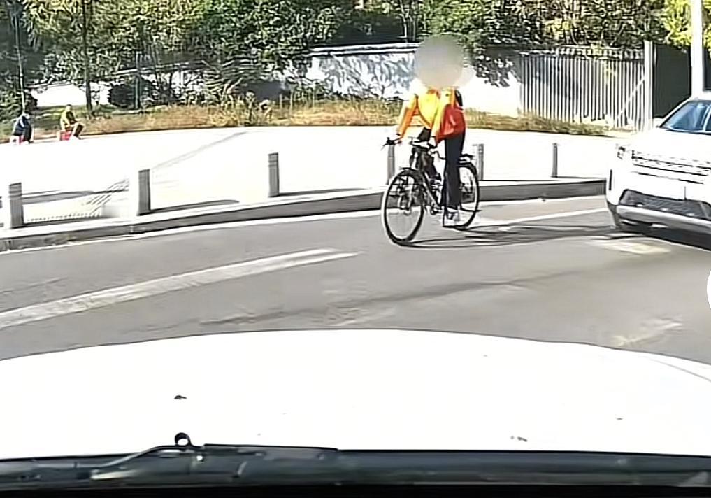 丈夫意识到有险情连喊6次刹车，妻子非但不照做还第一时间反驳，结果撞上骑自行车的路