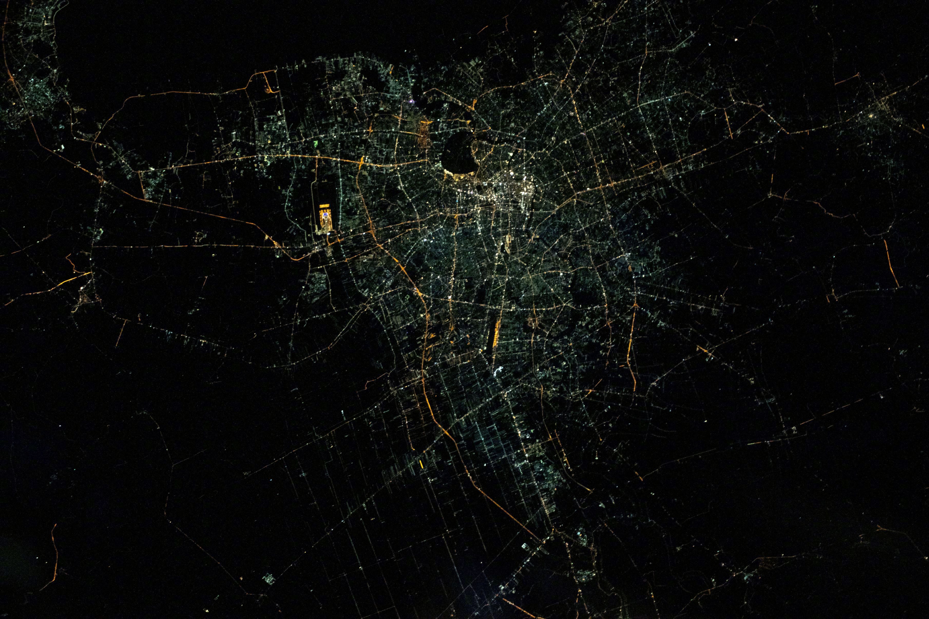 曼谷的夜景，下图由日本宇航员古川聪拍摄。 ​​​