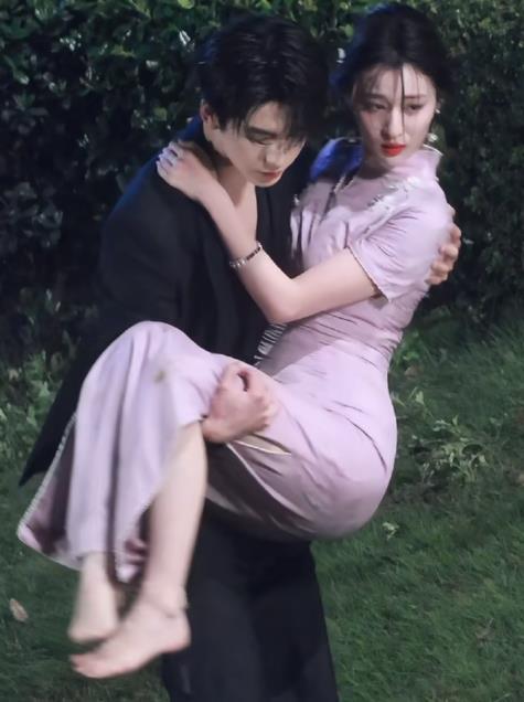 王楚然出水芙蓉般的美 白眼女神王楚然在民国剧《这一秒过火》中身穿淡粉色旗袍拍摄落