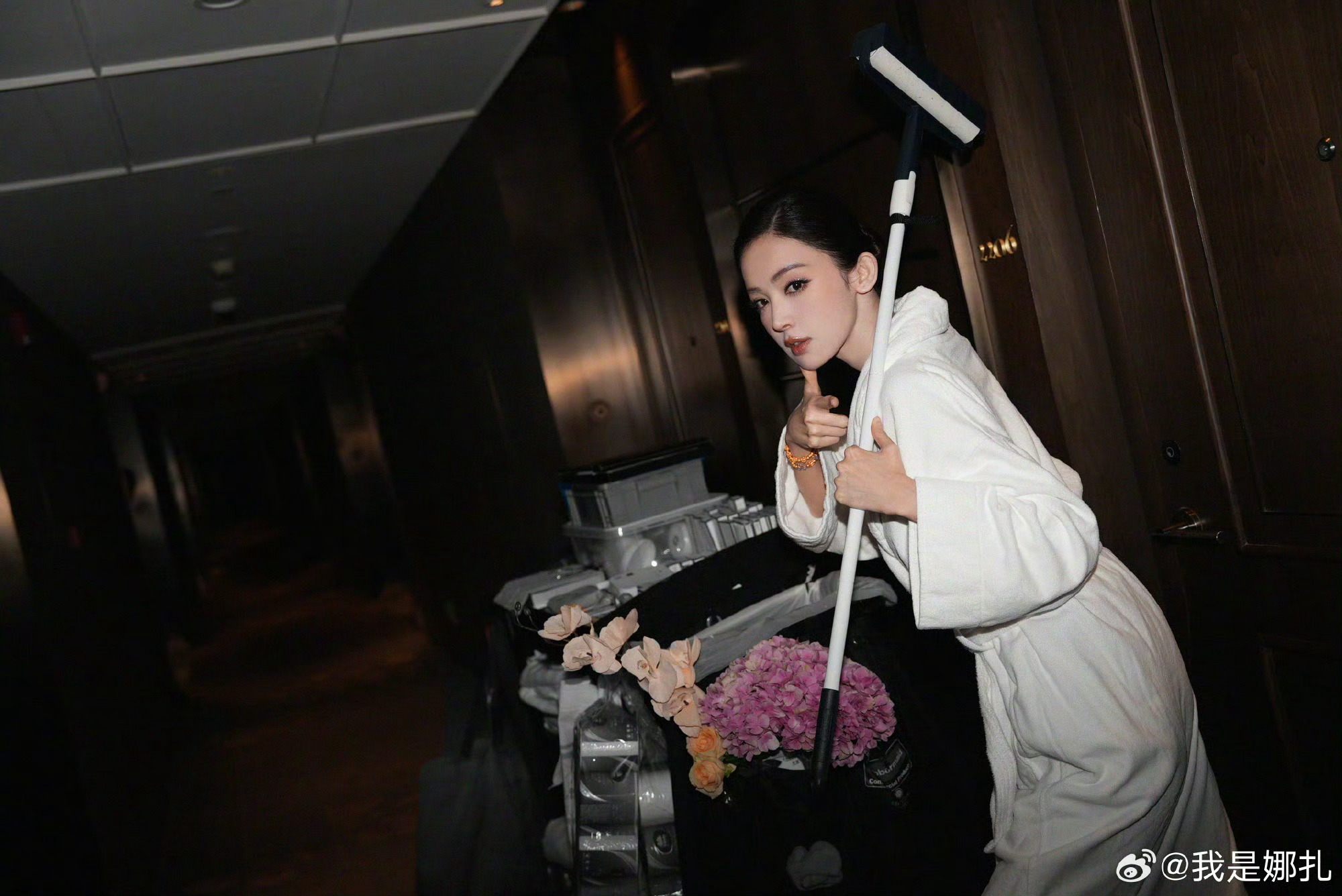 娜扎出发红毯前诡异的行为娜扎出发红毯前娜扎出发红毯前，哈哈哈，[赢牛奶][赢牛奶