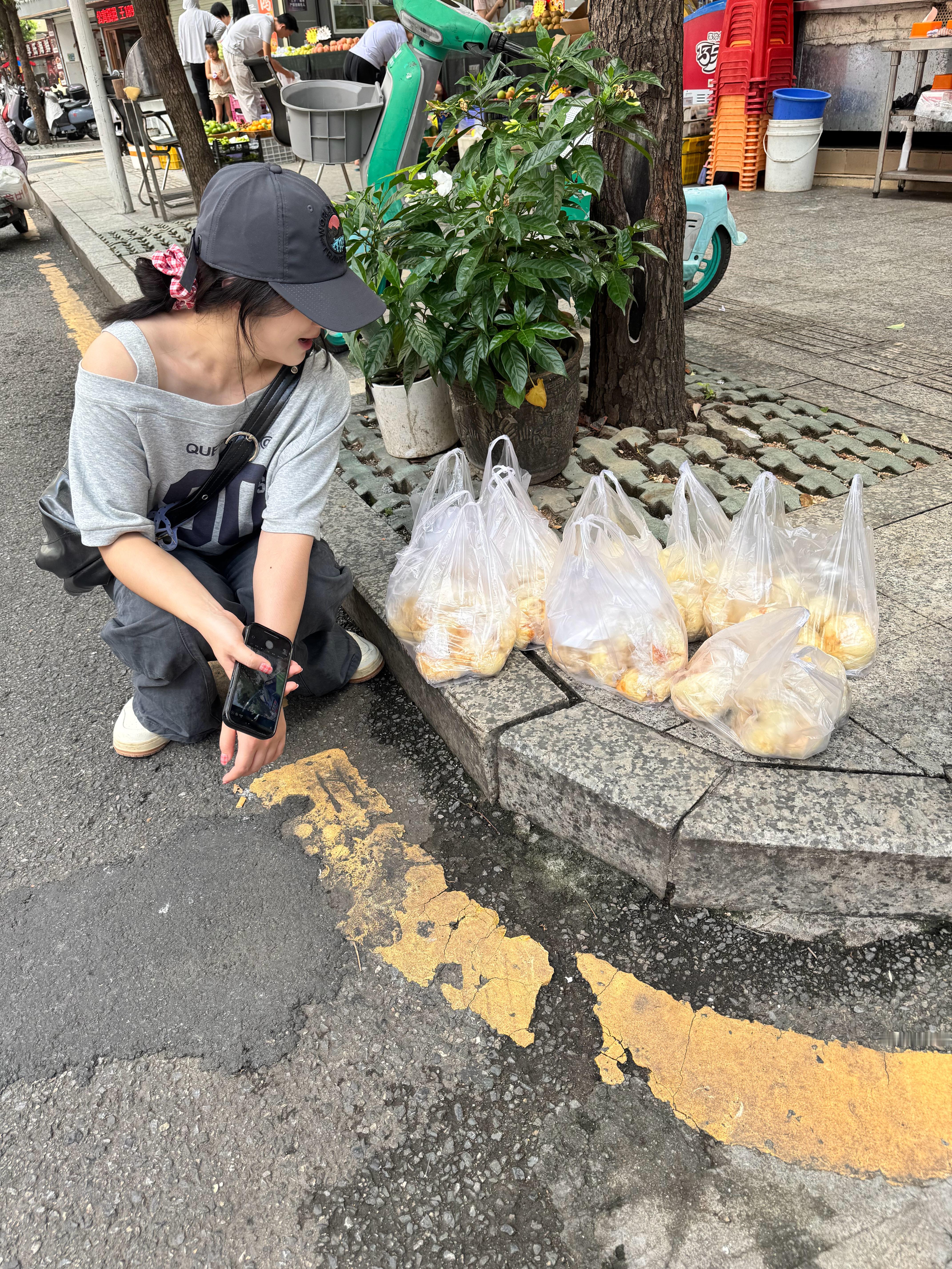 前几天买的包子太多了，手提的话又勒得慌，就放在地上了，一位大哥说这包子不能吃了，