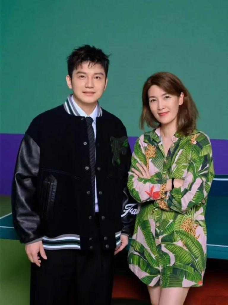 左边的是世界冠军，他皮肤白细，气质轩昂，长相周正，你知道他叫什么名字吗？
