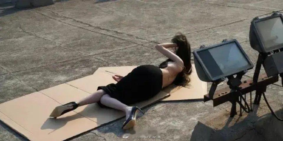 李沁杂志大片就躺纸板上嘛，倒是好奇成片图长啥样了[吃瓜] ​​​