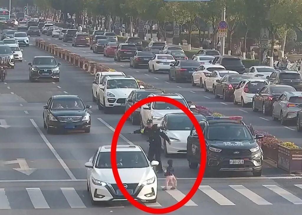 【小女孩闯入晚高峰车流，幸好他出手了！】 ​​​