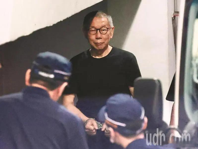 柯文哲称，他在看守所是修行，期间看了几十本书。他希望台湾社会能和解共生，但是民进