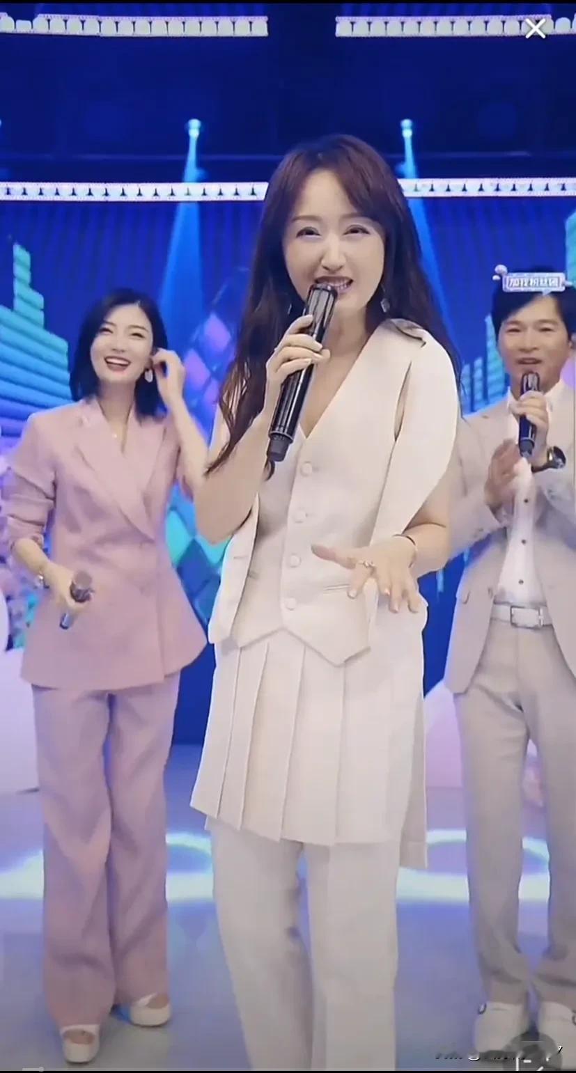 杨钰莹的一首让我轻轻地告诉你，甜美的歌声让我们不由回到三十年前，那个生机勃勃长发