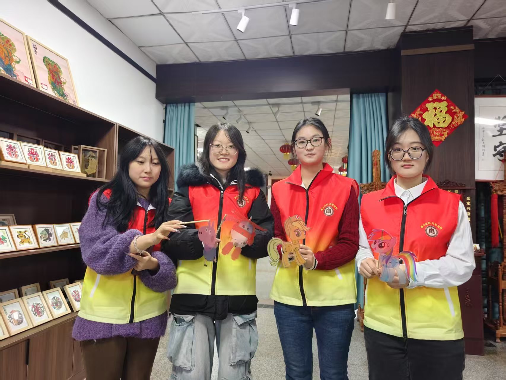 2024年1月24日，曲阜师范大学“泰山皮影，光影流转”实践队在泰安市皮影馆进行