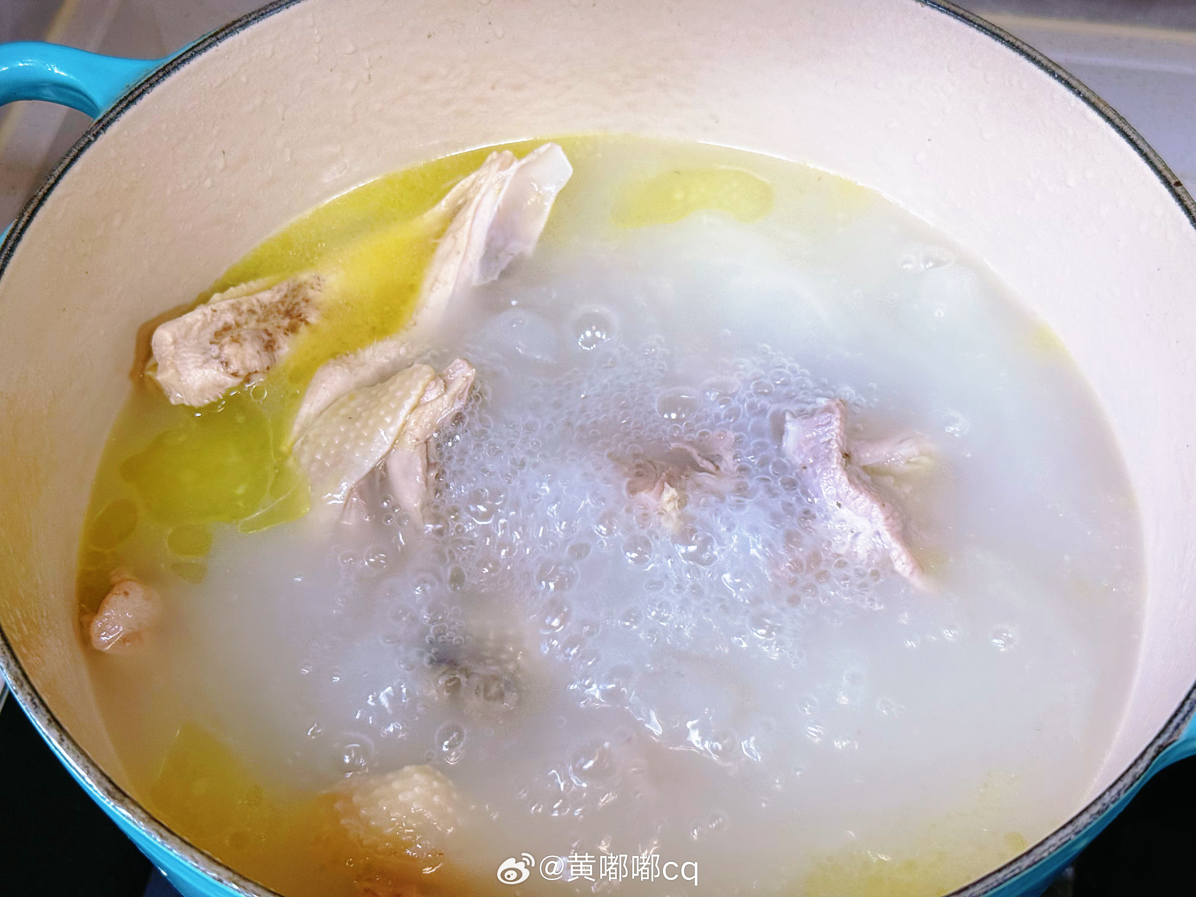 土鸡和筒子骨熬的汤底（2.5小时）加多多松茸煮18分钟~开吃 