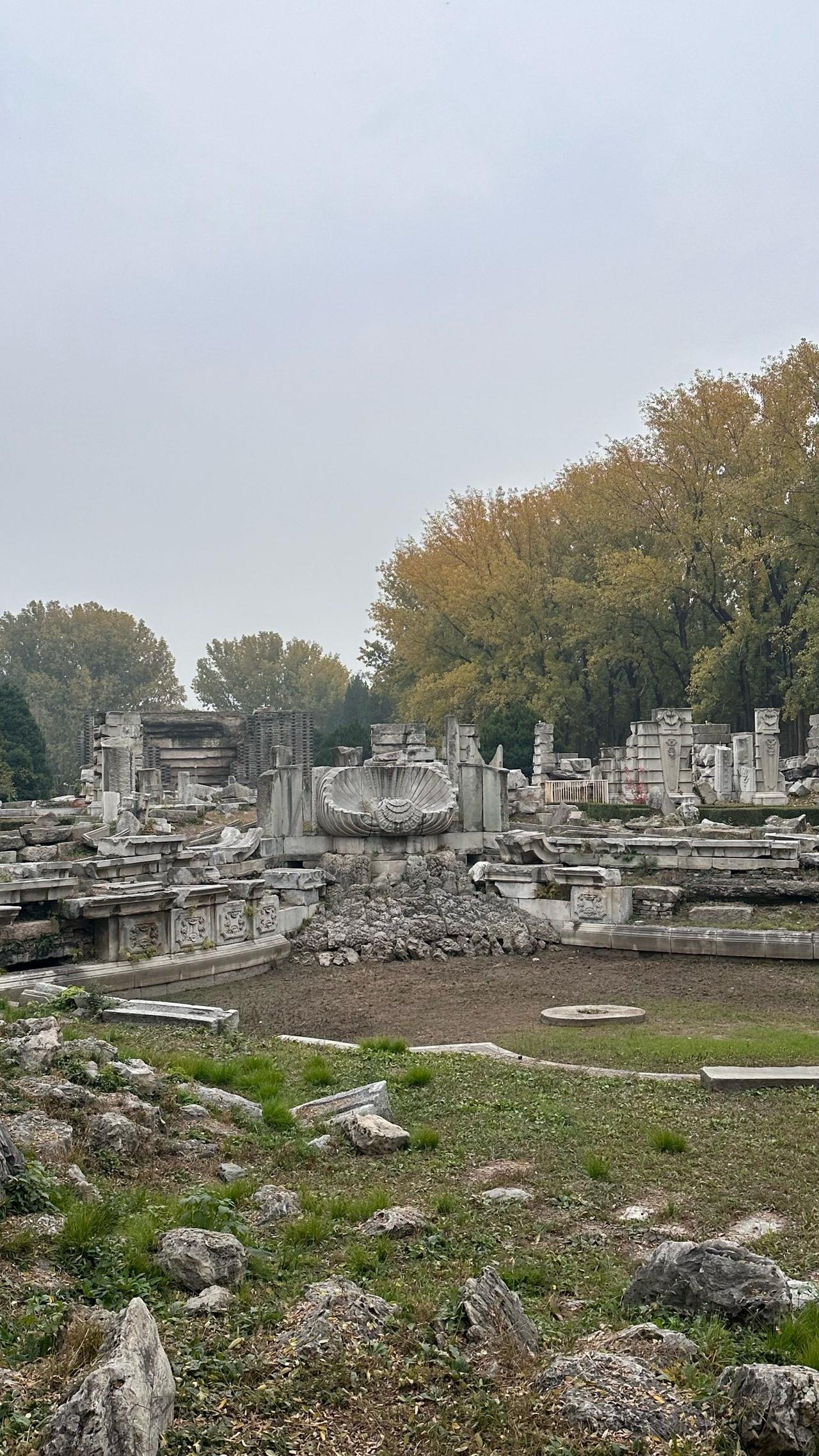 很多人一直以为圆明园是被八国联军烧毁的，其实这是个误会。真正把圆明园主要建筑全部