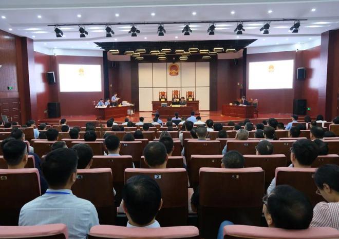 她说丈夫一分钱没给，他当庭问：每月8000没转给你吗？

2025年1月初，一段