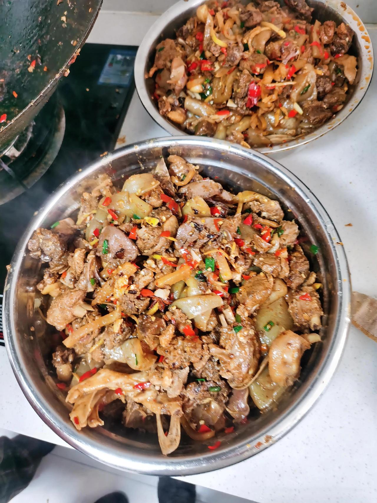 食堂家常菜谱：
磨芋鸭
猪肉炒莴笋
炒青菜。

中国冷知识
1、全国总人口：14