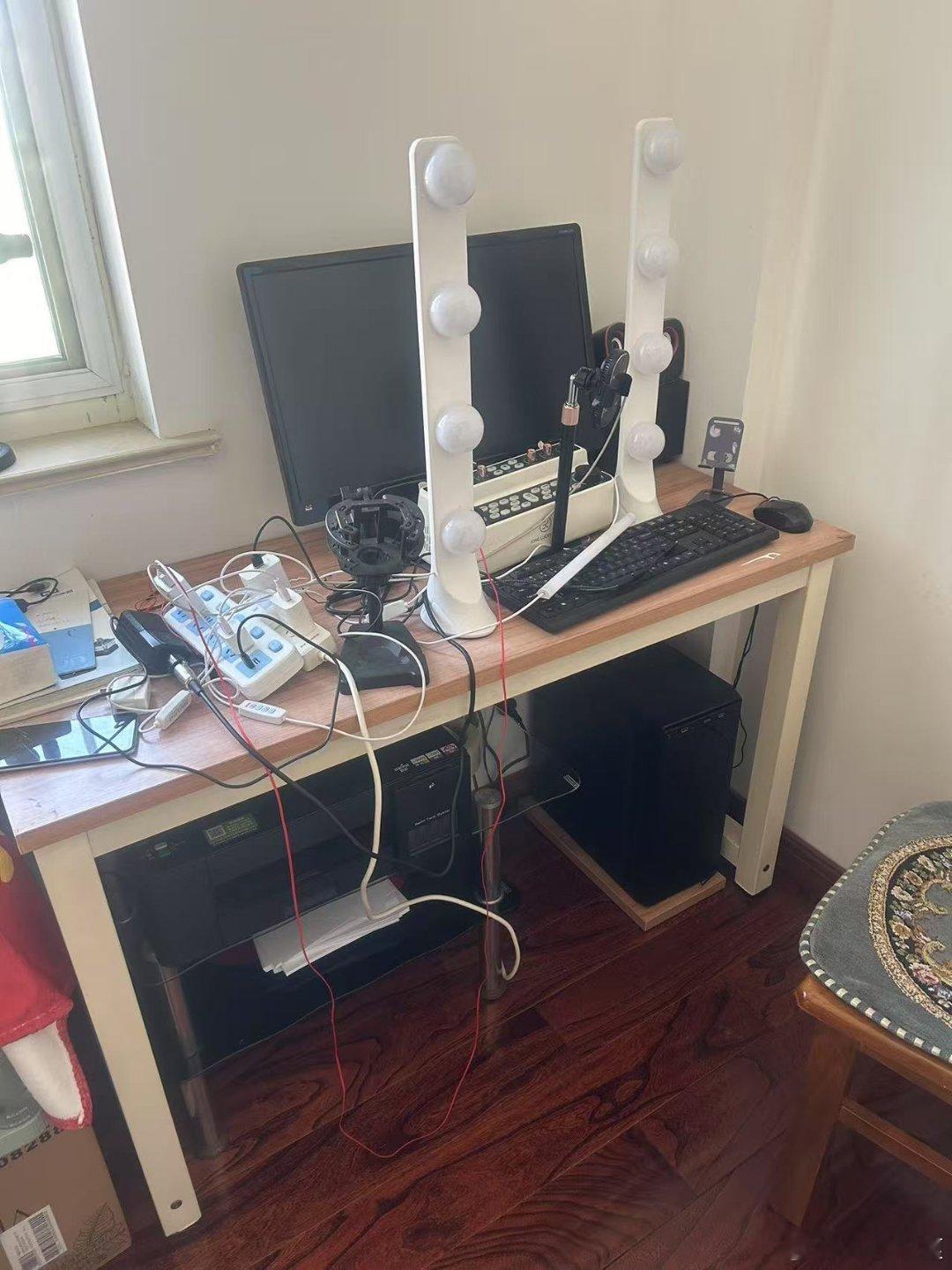 钱难挣屎难吃，打算做直播的朋友说自己在这个环境下直播了一小时，根本受不了，这么多