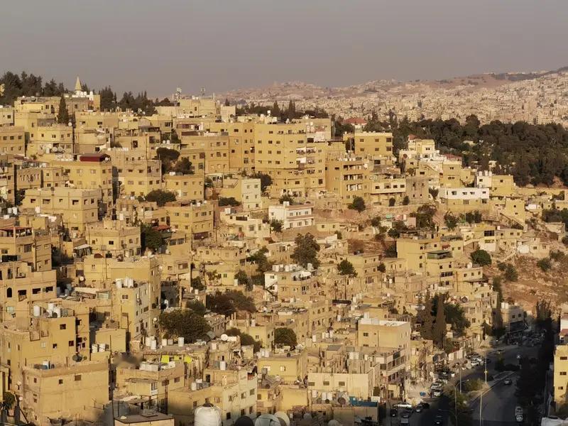 中东战事如何影响全球资产定价 中东战事对全球资产定价影响巨大。近期美以空袭伊朗，