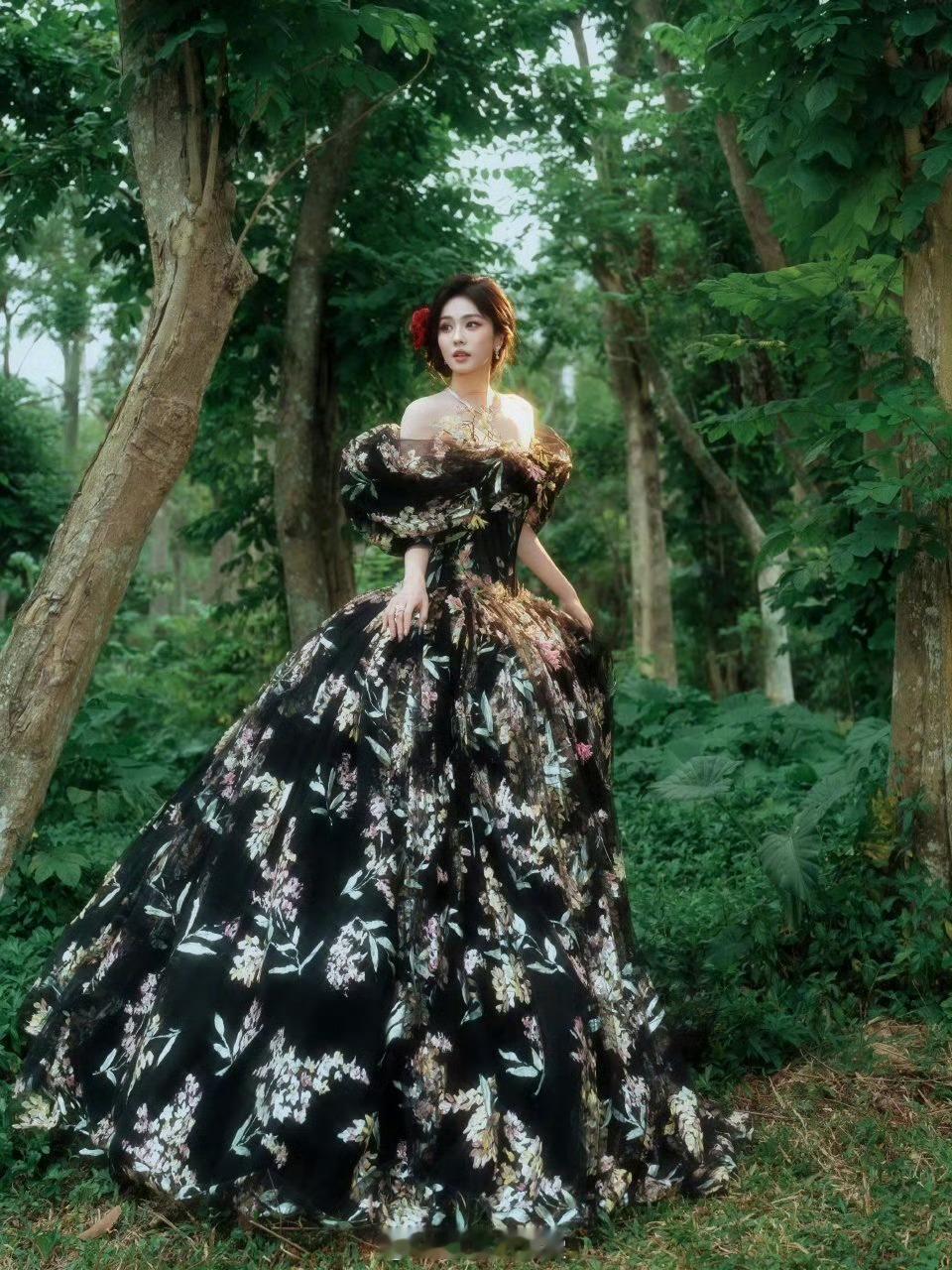 白鹿 林间花仙子啊啊啊，白鹿怎么这么美啊，无论穿什么都这么惊艳我们太迷人了