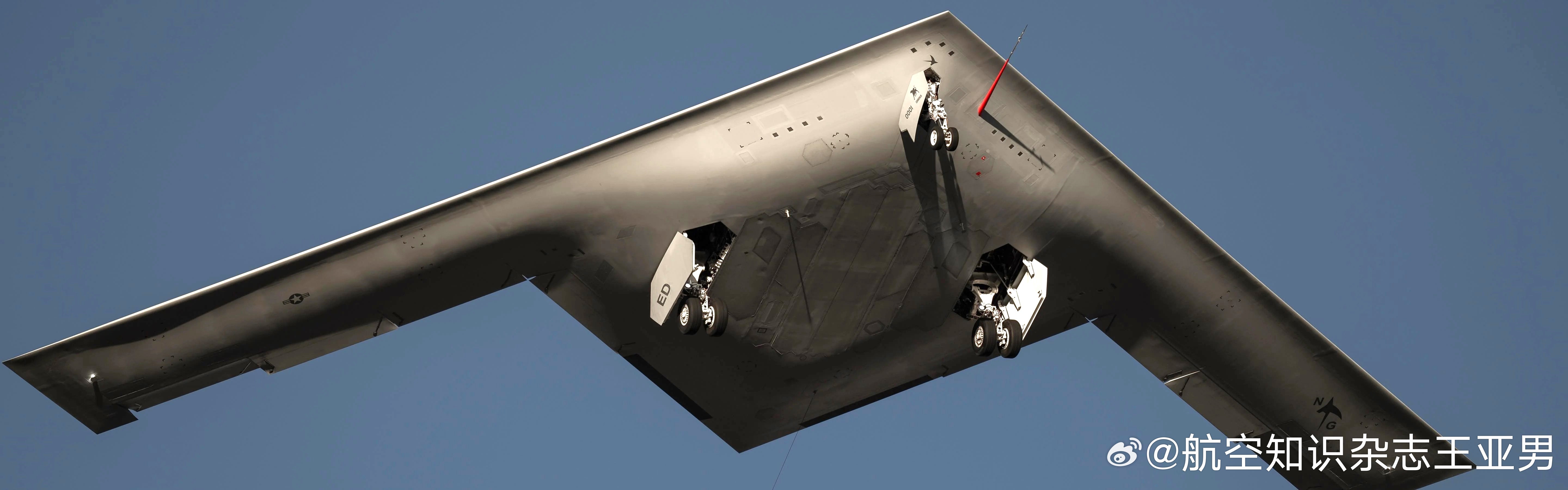 B-21首飞了。这是30年来美国第一架全新轰炸机的首飞，标志着美军战略打击力量升