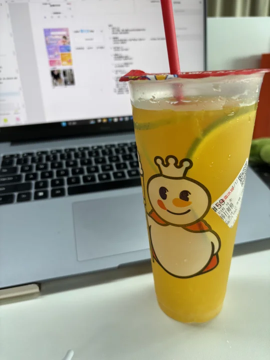 夏天就要喝超大杯的水果茶🍊