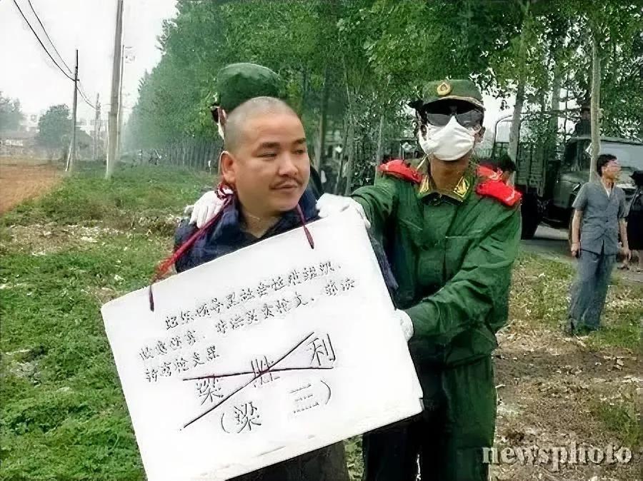 2003年，许昌郊外，梁胜利被验明正身，押赴刑场执行死刑，镜头中的梁胜利，满脸横
