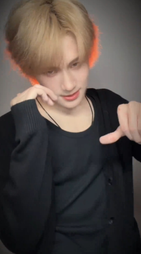 张真源但凡没进娱乐圈肯定是好摇子张真源把你的手给我手势舞  张真源把你的手给我手