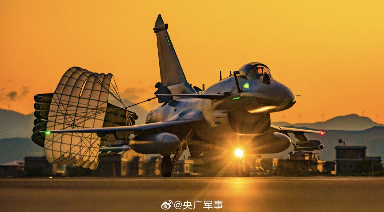 身披霞光的南空云鹰旅歼-10C/S多用途战斗机